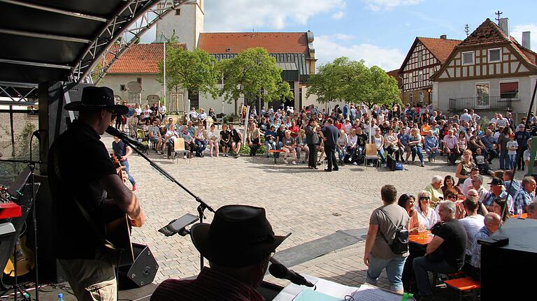 Das Musikfestival Hofheimer Land findet jedes Mal in einer Kommune statt, 2017 stand die Bühne in Aidhausen. Ziel des Festivals ist auch, den Zusammenhalt der Allianz-Gemeinden zu verdeutlichen. Das Musikfestival Hofheimer Land findet jedes Mal in einer Kommune statt, 2017 stand die Bühne in Aidhausen. Ziel des Festivals ist auch, den Zusammenhalt der Allianz-Gemeinden zu verdeutlichen.