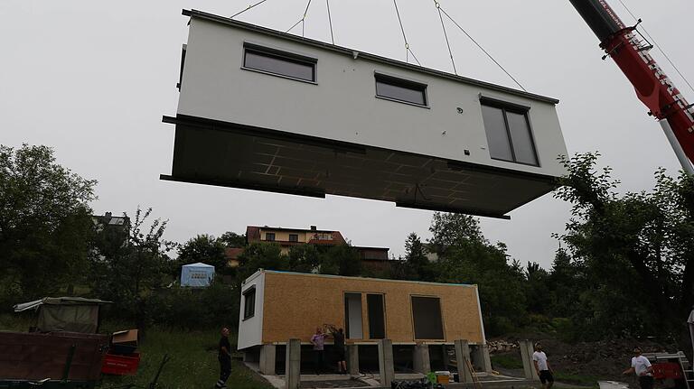 Das erste Modul steht schon, Wohn- und Schlafzimmer werden mit einem Schwerlastkran an die richtige Position gehoben.