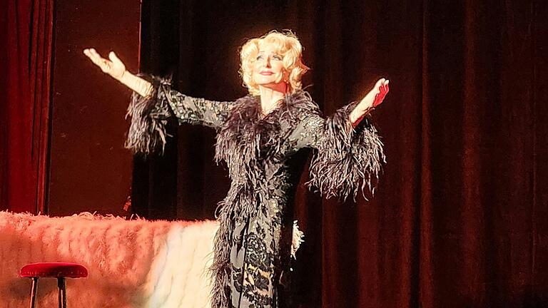 Applaus nach dem Chanson 'Wenn ick mal tot bin': Désirée Nick im Kissinger Kurtheater