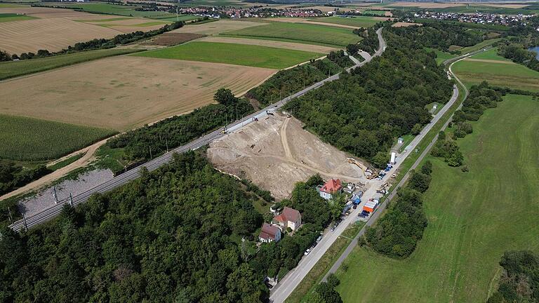 Auf dem Luftbild gut zu erkennen: die Bahnstrecke zwischen Kitzingen und Mainstockheim (im Hintergrund) und die darunter liegende Staatsstraße 2270.
