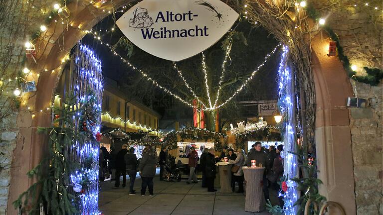 Im festlich geschmückten Rathaushof von Veitshöchheim ist am Wochenende noch einmal Altortweihnacht. Im festlich geschmückten Rathaushof von Veitshöchheim ist am Wochenende noch einmal Altortweihnacht.