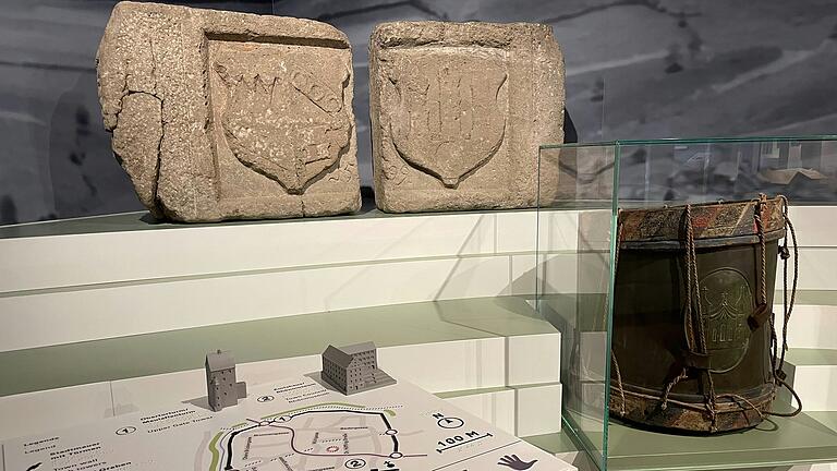 Das 3D-Modell des Maulaffenturms ermöglicht es den Besuchern, die mittelalterliche Stadtstruktur von Fladungen auch haptisch zu erleben. Das 3D-Modell des Maulaffenturms ermöglicht es den Besuchern, die mittelalterliche Stadtstruktur von Fladungen auch haptisch zu erleben.