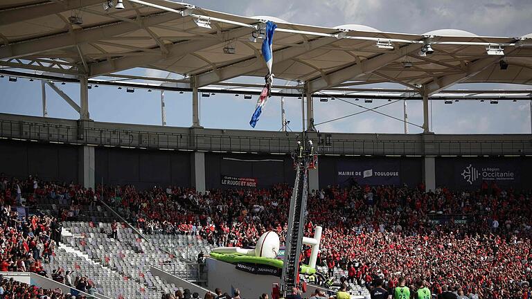 Stade Toulousain Rugby - Sale Sharks - Die Feuerwehr befreite den Fallschirmspringer aus seiner Zwangslage. Stade Toulousain Rugby - Sale Sharks - Die Feuerwehr befreite den Fallschirmspringer aus seiner Zwangslage.