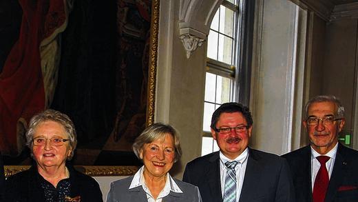 Geehrt: Gemeinsam mit dem Regierungspräsidenten Paul Beinhofer überreichte Staatssekretär Gerhard Eck in der Residenz Würzburg den Verdienstorden an Waltraud Rether und Heike Gröner. Im Bild (von links) Waltraud Rether, Heike Gröner, Gerhard Eck und Paul Beinhofer. Geehrt: Gemeinsam mit dem Regierungspräsidenten Paul Beinhofer überreichte Staatssekretär Gerhard Eck in der Residenz Würzburg den Verdienstorden an Waltraud Rether und Heike Gröner. Im Bild (von links) Waltraud Rether, Heike Gröner, Gerhard Eck und Paul Beinhofer.
