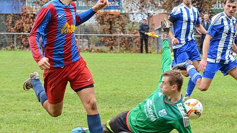 Und wieder ist der Ball im Tor: Greußenheims Torwart Julian Fersch musste gegen den Felix Amrheins (links) Partensteiner dreimal hinter sich greifen.
