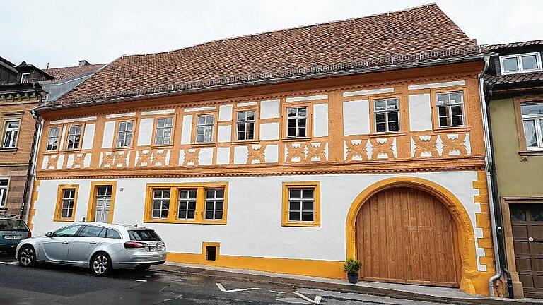 Das Wohnhaus Häfnergasse 7 in Gerolzhofen: Die Eigentümer Stephanie Petermair und Matthias Braun, ihr Architekt und ihre Handwerksfirmen bekamen in diesem Jahr den mit 5000 Euro dotierten Bundespreis für Handwerk in der Denkmalpflege.