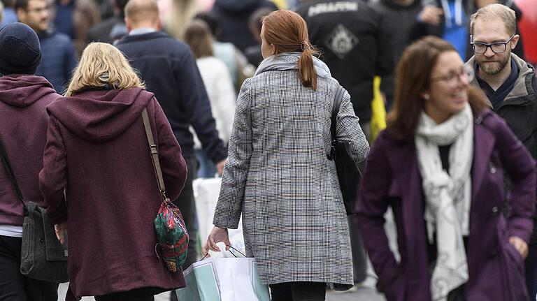 Der Winter steht vor der Tür - und veranlasste die Besucher des Mantelsonntags in Würzburg zu dem ein oder anderem Schnäppchen. Der Winter steht vor der Tür - und veranlasste die Besucher des Mantelsonntags in Würzburg zu dem ein oder anderem Schnäppchen.