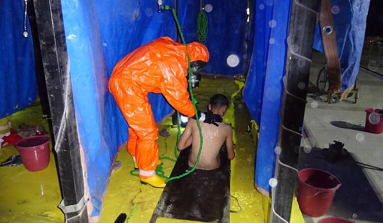 Bilder aus dem Irak-Einsatz: Hier werden Soldaten, die Senfgas ausgesetzt waren, gereinigt. Wurden die Soldaten schnell behandelt, konnte man verhindern, dass sie erblindeten. Bilder aus dem Irak-Einsatz: Hier werden Soldaten, die Senfgas ausgesetzt waren, gereinigt. Wurden die Soldaten schnell behandelt, konnte man verhindern, dass sie erblindeten. 