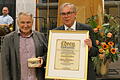 Ernst Albert (links) wurde von Bürgermeister Bernhard Ruß (rechts) mit der Bürgermedaille der Gemeinde Sand ausgezeichnet.