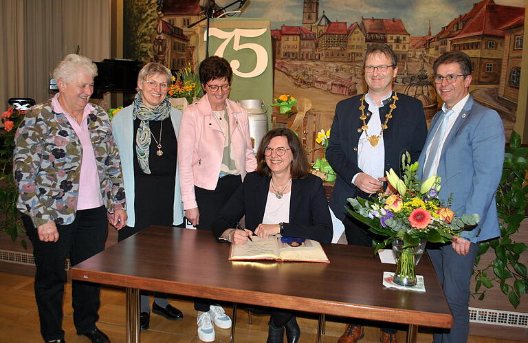 75 Jahre Landfrauenbewegung in Rhön-Grabfeld: Besondere Gratulantin war Landtagspräsidentin Ilse Aigner, die sich auch ins Goldene Buch der Stadt eintrug im Beisein von (von links) Ehrenbäuerin Ruth Scheublein, stellvertretende Kreisbäuerin Heike Schneider, Bürgermeister Thomas Helbling und Kreisobmann Mathias Klöffel. 75 Jahre Landfrauenbewegung in Rhön-Grabfeld: Besondere Gratulantin war Landtagspräsidentin Ilse Aigner, die sich auch ins Goldene Buch der Stadt eintrug im Beisein von (von links) Ehrenbäuerin Ruth Scheublein, stellvertretende Kreisbäuerin Heike Schneider, Bürgermeister Thomas Helbling und Kreisobmann Mathias Klöffel.