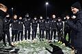 Bevor der Ball rollte, schwor Trainer Julian Grell (rechts) die Fußballer des TSV Aubstadt auf eine erfolgreiche Restrunde in der Regionalliga Bayern ein.
