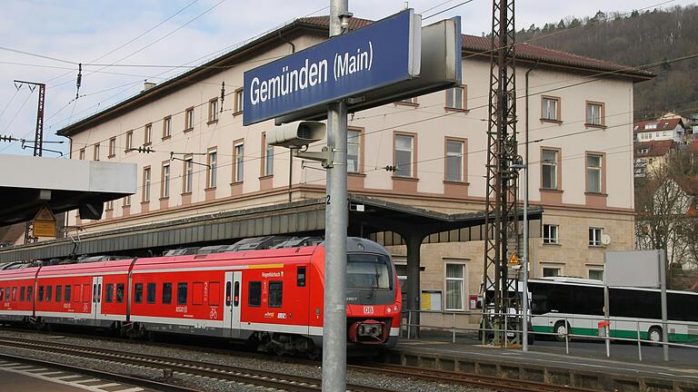 Der Bahnhof Gemünden, hier noch ohne Baustelle. Der Bahnhof Gemünden, hier noch ohne Baustelle.