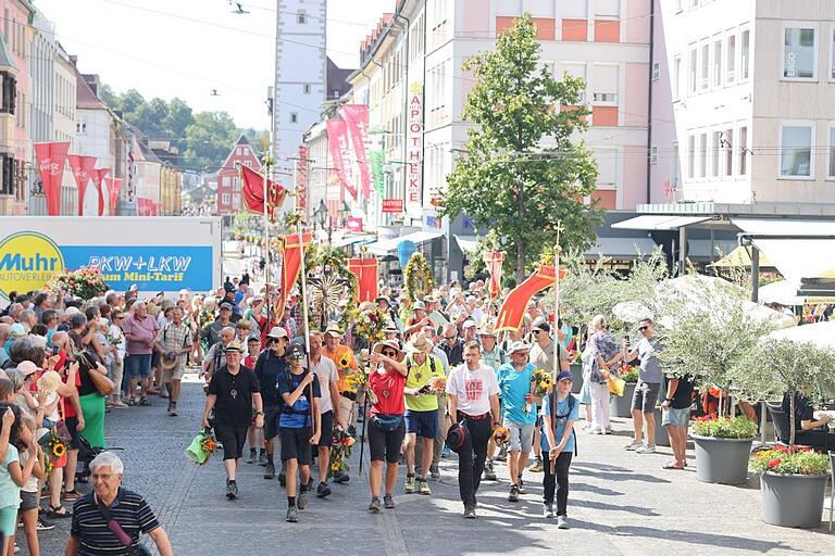 Die Kreuzbergwallfahrer auf dem Domvorplatz Die Kreuzbergwallfahrer auf dem Domvorplatz
