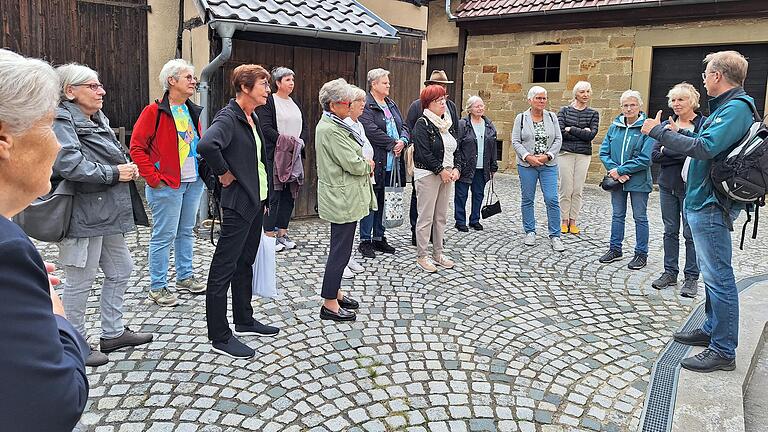 Im Bild zu sehen ist der evangelische Frauenbund Oberndorf und Johannes Krüger.