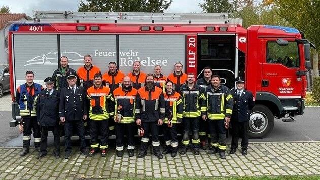 Das Foto zeigt (oberer Reihe) Julian Hess, Markus Troll, Andre Lenhart, Timo Roßmark, Franziska Droll, Christian Seiler, Lukas Holtz, (unterer Reihe) Michael Troll, Schiedsrichter Rainer Wirth, Schiedsrichter Martin Ebert, Timo Töpfer, Maximilian Deppisch, Stefan Hess, Annalena König, Florian Freund, 1. Kommandant Steven Heß und Schiedsrichter Tobias Nahr.