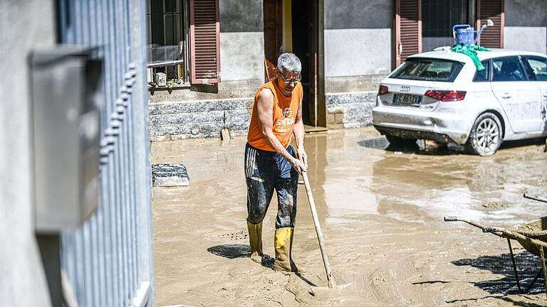 Aufräumarbeiten nach Unwetter in Italien       -  Nach den Unwettern sind die Menschen in Norditalien vielerorts mit Aufräumen beschäftigt.