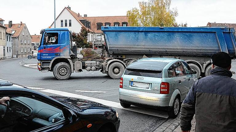 Rimpar - Erst wollte sich der Landkreis Würzburg überhaupt nicht an den Kosten für die Ortsumgehung Rimpar beteiligen, sondern nur die Bau-Trägerschaft übernehmen. Dann hat der Kreistag im Dezember einer Kostenbeteiligung an den Planungskosten von maximal 175 000 Euro zugesagt. Jetzt soll sich der Landkreis an den Baukosten beteiligen, hieß es in der jüngsten Sitzung des Kreisbauausschusses. Die Rede ist von fünf Millionen Euro. Doch hier ist das letzte Wort noch längst nicht gesprochen. Kreisrat Christoph Trautner (Bündnis90/Die Grünen) hatte Recht behalten. Schon im Dezember 2014 warnte er davor, dass der Landkreis Würzburg sich bei der Ortsumgehung Rimpar nicht über den Tisch ziehen lassen soll. Denn eigentlich hatten sich die Mitglieder des Kreistages einmal darauf geeinigt, dass der Landkreis Würzburg unter der Voraussetzung, dass ihm weder in personeller noch in finanzieller Hinsicht Kosten und Aufwendungen entstehen dürfen. Ein Beschluss, der am 18. Julis 2005 gefasst wurde und immer noch Bestand hat. Fünfzehn Jahre planen die Rimparer bereits die Umgehungsstraße. Fast 1,1 Millionen hat die Gemeinde bisher in Planung, Grunderwerb und Gutachten investiert. Der Verlauf der Westumfahrung steht mittlerweile soweit fest, dass die Unterlagen für das Planfeststellungsverfahren erstellt werden. Nächstes Jahr soll damit begonnen werden. Baubeginn für die Trasse, die westlich an Rimpar vorbeiführen soll, könnte dann im Frühjahr 2018 sein. Bei der Südumfahrung sind die Rimparer noch nicht so weit. Hier müssen mehrere Varianten erstellt werden. Die Kosten für die Umgehung sind immens. Etwa 20 Millionen Euro sind rein für den Bau der West- und Südumfahrung veranschlagt. „Insgesamt rechnen wir mit 25 Millionen Euro “, sagt Rimpars Bürgermeister Burkhard Losert. Davon soll der Freistaat Bayern den Löwenanteil übernehmen. Am besten 80 Prozent, das ist die maximal mögliche Förderung. „Damit wäre das Projekt auch finanzierbar“, so Losert. 12 000 Autos fahren täglich durch Rimpar. Von beiden Umfahrungen verspricht sich der Markt eine Entlastung von 5000 Fahrzeugen. Nach einem Gespräch bei der Regierung von Unterfranken, der Förderbehörde, stand fest, dass das vorgesehene Konstrukt – der Landkreis übernimmt nach außen hin die Trägerschaft, hält sich aber weitgehend zurück – so nicht möglich sei. Er müsse sich stärker, insbesondere bei Ausschreibung, Vergabe und Bauüberwachung, einbinden. Alles andere könnte förderschädlich sein. Dabei kann er sich vom Markt Rimpar zuarbeiten lassen. Der Landkreis wiederum hat die Verwaltung der Kreisstraßen an das Staatliche Bauamt Würzburg vergeben. Für die Ortsumfahrung Rimpar sollen die Kreisstraße WÜ3 und WÜ8, die sich beide im Altort treffen und von vielen als Durchgangsstraße genutzt werden, verlegt werden. Die Mitglieder des Kreisbauausschusses waren von diesem Vorschlag überhaupt nicht begeistert. Vor allem die Fraktionsmitglieder der UWG und der Grünen äußerten ihre Bedenken. „Wenn der Landkreis die Trägerschaft übernimmt, sind wir bis zum Ende der Finanzierung verantwortlich“, fürchtet Lothar Wild. Heinz Koch (SPD) überschlug im Kopf, welche Summe wohl auf den Landkreis zukommen würde. Fünf Millionen Euro rechnete er aus. „Damit werden wir wohl rechnen müssen“, bestätigte Landrat Nuß. Eva Pumpurs (Bündnis90/Die Grünen) möchte sichergestellt wissen, dass die Kosten gedeckelt sind und der Landkreis in Rimpar keine versteckte Erschließungsstraße für ein Neubaugebiet finanziert. Die Kosten zu deckeln, „dafür ließe ich mich auch erwärmen“, sagte Landrat Eberhard Nuß. Weil er aber an der Stimmung im Gremium sah, dass bei einer Abstimmung wohl nicht mit einer entsprechend positiven Empfehlung an den Kreistag zu rechnen sei, vertagte er die Abstimmung. „Ich möchte nicht, dass der Beschluss im Kreistag vorher schon mit einem Makel belastet ist und die Umgehungspläne deswegen scheitern“, so Nuß. Deswegen will er für den 4. Oktober eine Sondersitzung des Kreisbauausschusses einberufen. Dreizehn Tage danach soll dann der Kreistag entscheiden. Rimpars Bürgermeister will auch die Skeptiker von der Notwendigkeit der Umgehungsstraße überzeugen und will die Chance nutzen, das Projekt genauer vorzustellen. Er betont, dass die Marktgemeinde dazu bereit sei, für die Restkosten in Höhe von 20 Prozent aus eigenen Mitteln aufzukommen. „Rimpar will die Straße“, ließ er daran keinen Zweifel. Außerdem verweist er darauf, dass der Landkreis Würzburg bereits vorsorglich bereits zwei Millionen Euro, verteilt auf die Haushaltsjahre 2016 bis 2018, in seinem Etat eingeplant hat. Rimpar - Erst wollte sich der Landkreis Würzburg überhaupt nicht an den Kosten für die Ortsumgehung Rimpar beteiligen, sondern nur die Bau-Trägerschaft übernehmen. Dann hat der Kreistag im Dezember einer Kostenbeteiligung an den Planungskosten von maximal 175 000 Euro zugesagt. Jetzt soll sich der Landkreis an den Baukosten beteiligen, hieß es in der jüngsten Sitzung des Kreisbauausschusses. Die Rede ist von fünf Millionen Euro. Doch hier ist das letzte Wort noch längst nicht gesprochen. Kreisrat Christoph Trautner (Bündnis90/Die Grünen) hatte Recht behalten. Schon im Dezember 2014 warnte er davor, dass der Landkreis Würzburg sich bei der Ortsumgehung Rimpar nicht über den Tisch ziehen lassen soll. Denn eigentlich hatten sich die Mitglieder des Kreistages einmal darauf geeinigt, dass der Landkreis Würzburg unter der Voraussetzung, dass ihm weder in personeller noch in finanzieller Hinsicht Kosten und Aufwendungen entstehen dürfen. Ein Beschluss, der am 18. Julis 2005 gefasst wurde und immer noch Bestand hat. Fünfzehn Jahre planen die Rimparer bereits die Umgehungsstraße. Fast 1,1 Millionen hat die Gemeinde bisher in Planung, Grunderwerb und Gutachten investiert. Der Verlauf der Westumfahrung steht mittlerweile soweit fest, dass die Unterlagen für das Planfeststellungsverfahren erstellt werden. Nächstes Jahr soll damit begonnen werden. Baubeginn für die Trasse, die westlich an Rimpar vorbeiführen soll, könnte dann im Frühjahr 2018 sein. Bei der Südumfahrung sind die Rimparer noch nicht so weit. Hier müssen mehrere Varianten erstellt werden. Die Kosten für die Umgehung sind immens. Etwa 20 Millionen Euro sind rein für den Bau der West- und Südumfahrung veranschlagt. „Insgesamt rechnen wir mit 25 Millionen Euro “, sagt Rimpars Bürgermeister Burkhard Losert. Davon soll der Freistaat Bayern den Löwenanteil übernehmen. Am besten 80 Prozent, das ist die maximal mögliche Förderung. „Damit wäre das Projekt auch finanzierbar“, so Losert. 12 000 Autos fahren täglich durch Rimpar. Von beiden Umfahrungen verspricht sich der Markt eine Entlastung von 5000 Fahrzeugen. Nach einem Gespräch bei der Regierung von Unterfranken, der Förderbehörde, stand fest, dass das vorgesehene Konstrukt – der Landkreis übernimmt nach außen hin die Trägerschaft, hält sich aber weitgehend zurück – so nicht möglich sei. Er müsse sich stärker, insbesondere bei Ausschreibung, Vergabe und Bauüberwachung, einbinden. Alles andere könnte förderschädlich sein. Dabei kann er sich vom Markt Rimpar zuarbeiten lassen. Der Landkreis wiederum hat die Verwaltung der Kreisstraßen an das Staatliche Bauamt Würzburg vergeben. Für die Ortsumfahrung Rimpar sollen die Kreisstraße WÜ3 und WÜ8, die sich beide im Altort treffen und von vielen als Durchgangsstraße genutzt werden, verlegt werden. Die Mitglieder des Kreisbauausschusses waren von diesem Vorschlag überhaupt nicht begeistert. Vor allem die Fraktionsmitglieder der UWG und der Grünen äußerten ihre Bedenken. „Wenn der Landkreis die Trägerschaft übernimmt, sind wir bis zum Ende der Finanzierung verantwortlich“, fürchtet Lothar Wild. Heinz Koch (SPD) überschlug im Kopf, welche Summe wohl auf den Landkreis zukommen würde. Fünf Millionen Euro rechnete er aus. „Damit werden wir wohl rechnen müssen“, bestätigte Landrat Nuß. Eva Pumpurs (Bündnis90/Die Grünen) möchte sichergestellt wissen, dass die Kosten gedeckelt sind und der Landkreis in Rimpar keine versteckte Erschließungsstraße für ein Neubaugebiet finanziert. Die Kosten zu deckeln, „dafür ließe ich mich auch erwärmen“, sagte Landrat Eberhard Nuß. Weil er aber an der Stimmung im Gremium sah, dass bei einer Abstimmung wohl nicht mit einer entsprechend positiven Empfehlung an den Kreistag zu rechnen sei, vertagte er die Abstimmung. „Ich möchte nicht, dass der Beschluss im Kreistag vorher schon mit einem Makel belastet ist und die Umgehungspläne deswegen scheitern“, so Nuß. Deswegen will er für den 4. Oktober eine Sondersitzung des Kreisbauausschusses einberufen. Dreizehn Tage danach soll dann der Kreistag entscheiden. Rimpars Bürgermeister will auch die Skeptiker von der Notwendigkeit der Umgehungsstraße überzeugen und will die Chance nutzen, das Projekt genauer vorzustellen. Er betont, dass die Marktgemeinde dazu bereit sei, für die Restkosten in Höhe von 20 Prozent aus eigenen Mitteln aufzukommen. „Rimpar will die Straße“, ließ er daran keinen Zweifel. Außerdem verweist er darauf, dass der Landkreis Würzburg bereits vorsorglich bereits zwei Millionen Euro, verteilt auf die Haushaltsjahre 2016 bis 2018, in seinem Etat eingeplant hat.