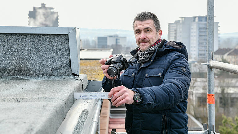 Genau nachmessen, alles per Foto dokumentieren: Sachverständiger Marco Beck bei der Arbeit auf einem Hausdach. Genau nachmessen, alles per Foto dokumentieren: Sachverständiger Marco Beck bei der Arbeit auf einem Hausdach.