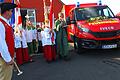 Dem  neuem Fahrzeug der Feuerwehr Rittershausen gibt Pfarrer Klaus König den kirchlichen Segen