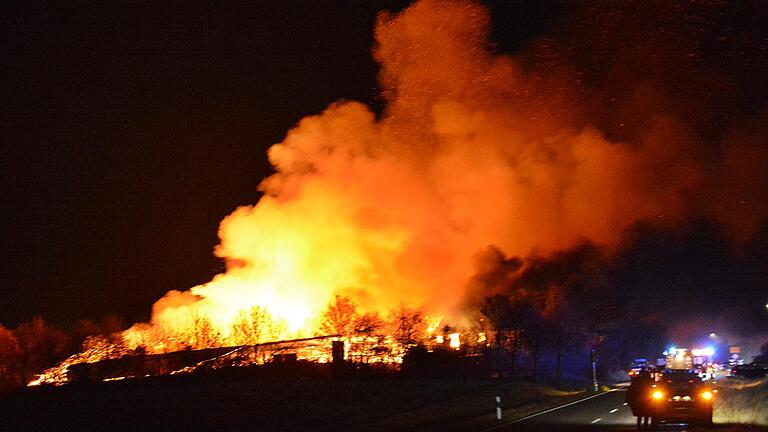 Ein Großbrand hat am Dienstagmorgen ein landwirtschaftliches Anwesen in Hollstadt verwüstet. Stallung, Scheune und Werkstatt wurden ein Raub der Flammen.