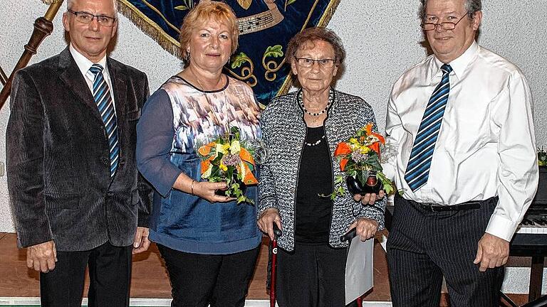 Beim Kommers zum 130-jährigen Bestehen des Rienecker Sängerkranzes dankten Vorsitzender Adolf Welzenbach (links) und sein Stellvertreter Josef Walter (rechts) Anita Wiesenfelder und Katharina Wyrwoll (von links) für ihr Engagement im Verein.