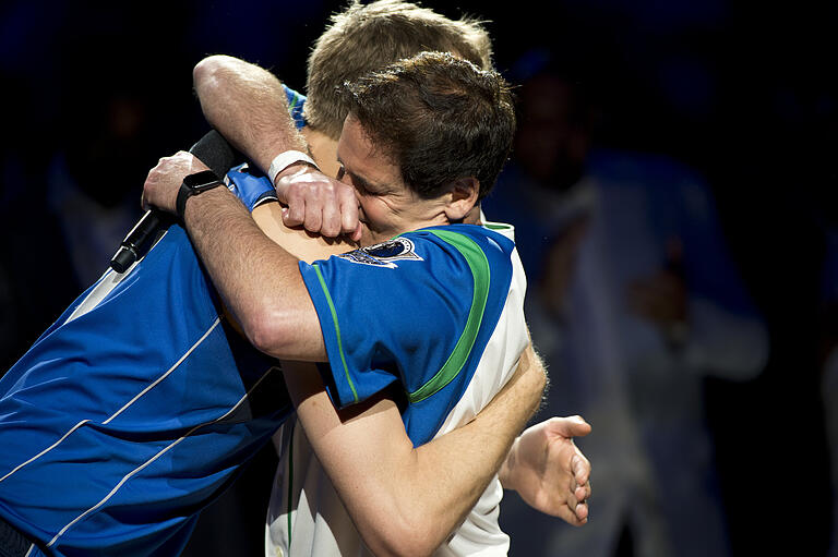 Innige Umarmung: Dirk Nowitzki (links) mit Marc Cuban, dem, Besitzer der Dallas Mavericks. Innige Umarmung: Dirk Nowitzki (links) mit Marc Cuban, dem, Besitzer der Dallas Mavericks.