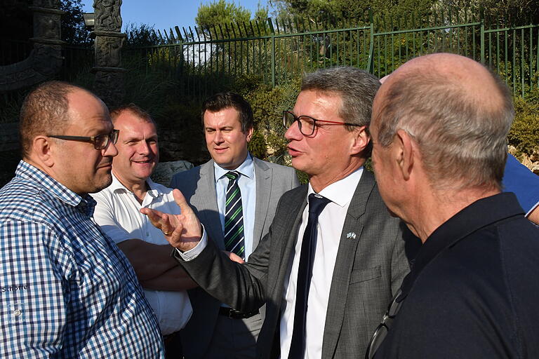 Zufallstreffen vor der Knesset mit dem bayerischen Wissenschaftsminister Bernd Sibler. Im Bild von links die beiden Kreisräte Martin Umscheid und Thomas Ebert, der frühere Kreisrat und Büroleiter im Wissenschaftsministerium, Tobias Haaf, Minister Sibler und Weinbaupräsident Artur Steinmann. Zufallstreffen vor der Knesset mit dem bayerischen Wissenschaftsminister Bernd Sibler. Im Bild von links die beiden Kreisräte Martin Umscheid und Thomas Ebert, der frühere Kreisrat und Büroleiter im Wissenschaftsministerium, Tobias Haaf, Minister Sibler und Weinbaupräsident Artur Steinmann.