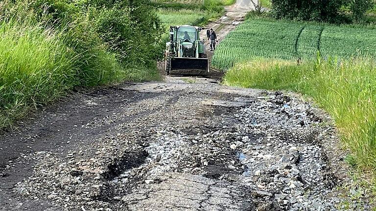 Am Weg zum Kreuzrangen war der Feldweg besonders tief ausgeschwemmt, deshalb war hier viel Schotter zur Schadensbehebung erforderlich. Foto: Lothar Riedel