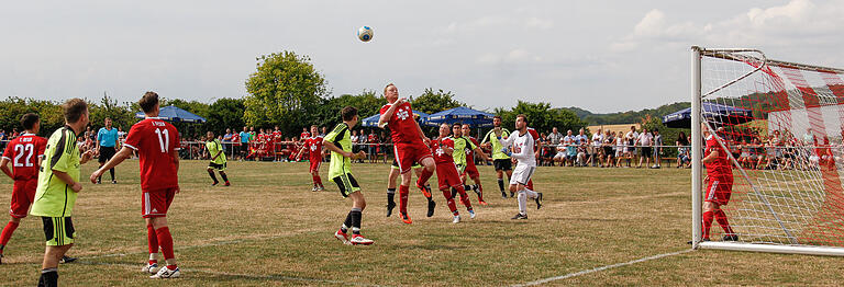Heßlarer Kicker in Rot beim Jubiläumsfest. Heßlarer Kicker in Rot beim Jubiläumsfest.
