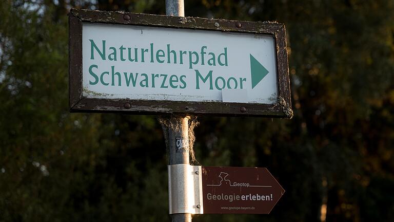 Um das Schwarze Moor im Biosphärenreservat Rhön zu schützen, wurden für Touristen Holzbohlenstege angelegt. Um das Schwarze Moor im Biosphärenreservat Rhön zu schützen, wurden für Touristen Holzbohlenstege angelegt. 