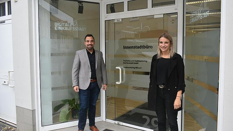 Stellten das neue Innenstadtbüro in der Bad Neustädter Hohnstraße vor: Bürgermeister Michael Werner und Anna-Lena Weber von der Tourismus und Stadtmarketing Bad Neustadt GmbH.