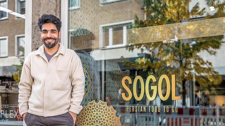 Besitzer Hassan Arjmand eröffnete Anfang November den Streetfood-Imbiss 'Sogol' in der Theaterstraße in Würzburg. Besitzer Hassan Arjmand eröffnete Anfang November den Streetfood-Imbiss 'Sogol' in der Theaterstraße in Würzburg.