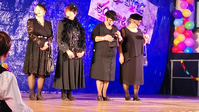 Die vier trauernden Witwen Sieglinde Baumann, Maria Sauer, Brigitte Friedrich und Edeltraud Dinkel. Die vier trauernden Witwen Sieglinde Baumann, Maria Sauer, Brigitte Friedrich und Edeltraud Dinkel.