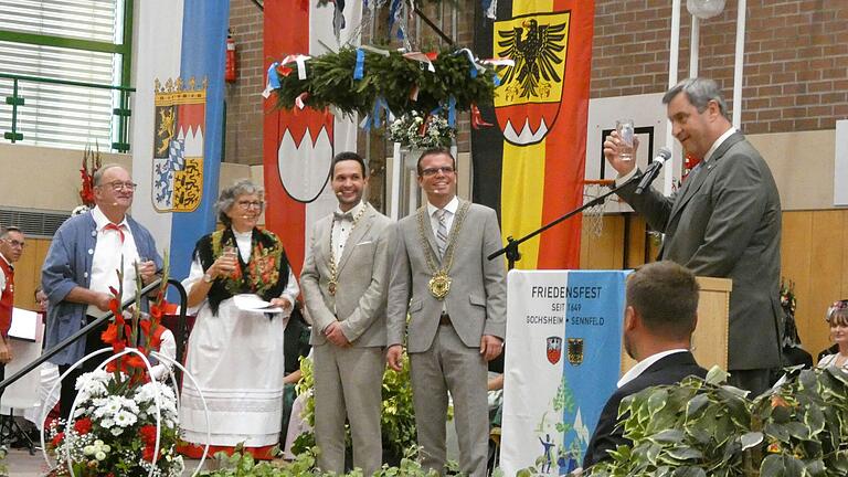Ministerpräsident Markus Söder monierte lachend, dass er nur Wasser im Glas hätte, als er mit den Bürgermeistern Oliver Schulze (Sennfeld) und Manuel Kneuer (Gochsheim) und den Moderierenden Helga Jurisch (Sennfeld) und Hans-Jürgen Schwartling (Gochsheim) ein Hoch auf die beiden Festgemeinden ausbrachte. Ministerpräsident Markus Söder monierte lachend, dass er nur Wasser im Glas hätte, als er mit den Bürgermeistern Oliver Schulze (Sennfeld) und Manuel Kneuer (Gochsheim) und den Moderierenden Helga Jurisch (Sennfeld) und Hans-Jürgen Schwartling (Gochsheim) ein Hoch auf die beiden Festgemeinden ausbrachte.