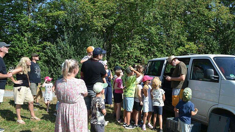 BJV-Vorsitzender Marc Deifel erklärt den interessierten Kindern die Rehkitzsuche mittels Drohne.
