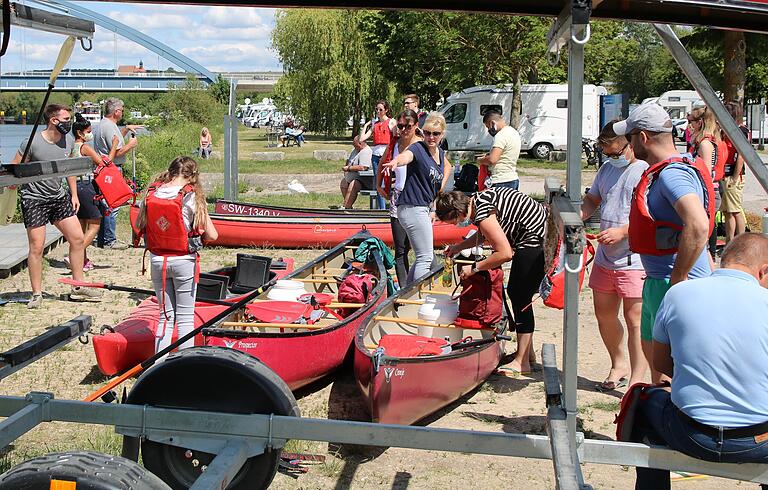 Endlich ist auf dem Main wieder Freizeitsport möglich. Viele Familien liehen sich am Pfingstwochenende Kanus aus, um von Volkach aus den Altmain hinunter zu paddeln. Endlich ist auf dem Main wieder Freizeitsport möglich. Viele Familien liehen sich am Pfingstwochenende Kanus aus, um von Volkach aus den Altmain hinunter zu paddeln.