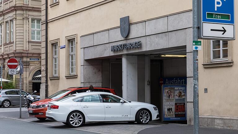 In der Marktgarage in Würzburg können Stadträte eine Parkmöglichkeit mieten. Wenn die Garage allerdings voll besetzt ist, bleiben auch sie außen vor.