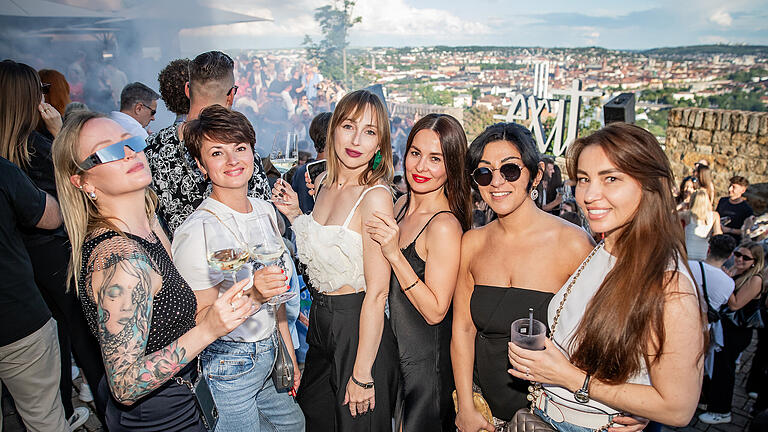 Am Samstag 25.05.24 verwandelte sich die Terrasse der Steinburg zum höchsten Dancefloor der Stadt bei der Electro Party 'EXIT @ Steinburg' in Würzburg.