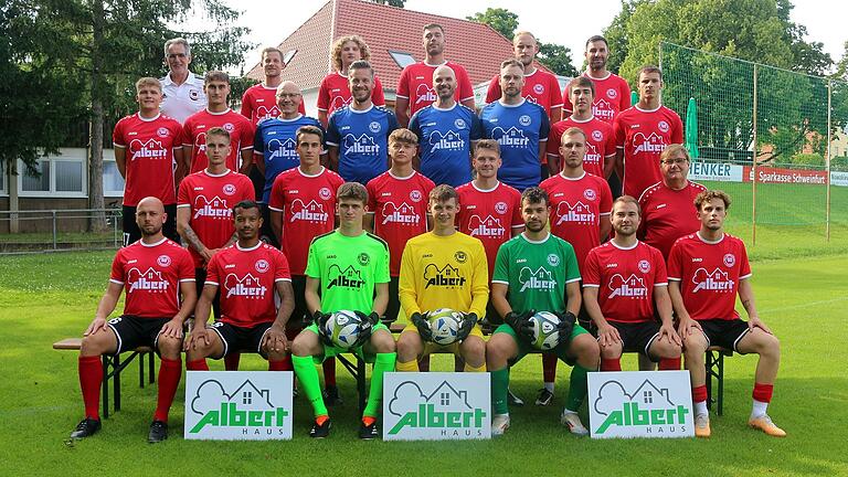 Die Mannschaft der FT Schweinfurt in der Saison 2024/25. Vorne von links: Ulrich Scheidel, Tyrell Walton, Kevin Schäfer, Simon Mai, Leon Miller, Patrick Werner, Niro Gessner.
Zweite Reihe von links: Nils Halbig, Jonas Wieland, Xaver Lechner, Alexander Ochs, Moriz Heusinger, Vorsitzender Gerd Adelmann.
Dritte Reihe von links: Tim Stühler, Luis Wirth, Athletiktrainer Stefan Hornung, Cheftrainer Adrian Gahn, Co-Trainer Marco Forner, Torwarttrainer Ardian Mataj, Simon Werner, Lorenz Bäuerlein.
Hintere Reihe von links: Abteilungsleiter Ernst Gehling, Nico Siegmund, Julian Brückner, Johannes Mock, Dominik Popp, Ercan Öztürk.
Es fehlen: Yasir Almagrahi, Felix Wehner, Tremaine Walton und Luca Reck. Die Mannschaft der FT Schweinfurt in der Saison 2024/25. Vorne von links: Ulrich Scheidel, Tyrell Walton, Kevin Schäfer, Simon Mai, Leon Miller, Patrick Werner, Niro Gessner.
Zweite Reihe von links: Nils Halbig, Jonas Wieland, Xaver Lechner, Alexander Ochs, Moriz Heusinger, Vorsitzender Gerd Adelmann.
Dritte Reihe von links: Tim Stühler, Luis Wirth, Athletiktrainer Stefan Hornung, Cheftrainer Adrian Gahn, Co-Trainer Marco Forner, Torwarttrainer Ardian Mataj, Simon Werner, Lorenz Bäuerlein.
Hintere Reihe von links: Abteilungsleiter Ernst Gehling, Nico Siegmund, Julian Brückner, Johannes Mock, Dominik Popp, Ercan Öztürk.
Es fehlen: Yasir Almagrahi, Felix Wehner, Tremaine Walton und Luca Reck.