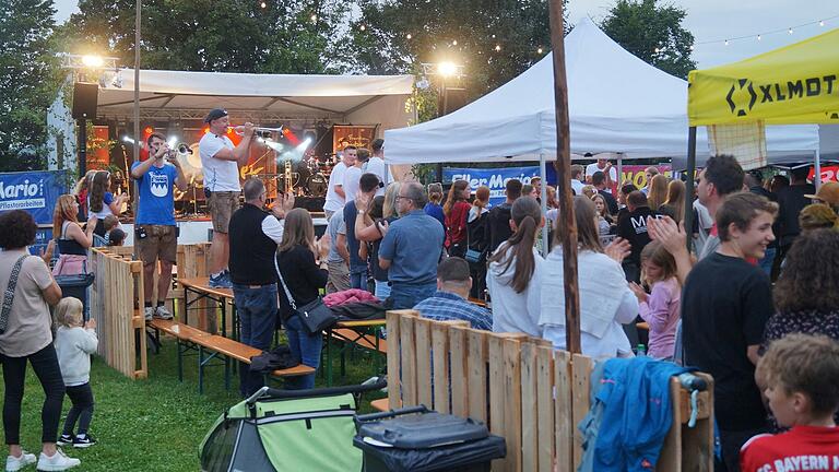 Die Sommerparty mit den Frankenräubern, war der Höhepunkt des 50jährigen Jubiläums des Musivereins. Die Sommerparty mit den Frankenräubern, war der Höhepunkt des 50jährigen Jubiläums des Musivereins.
