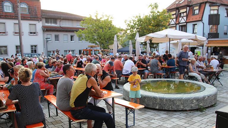 Sehr gut besucht wurde der Viehmarkt einmal mehr zum musikalischen Event-Gelände mit rund 500 Gästen. - Sehr gut besucht wurde der Viehmarkt einmal mehr zum musikalischen Event-Gelände mit rund 500 Gästen. Sehr gut besucht wurde der Viehmarkt einmal mehr zum musikalischen Event-Gelände mit rund 500 Gästen. - Sehr gut besucht wurde der Viehmarkt einmal mehr zum musikalischen Event-Gelände mit rund 500 Gästen.