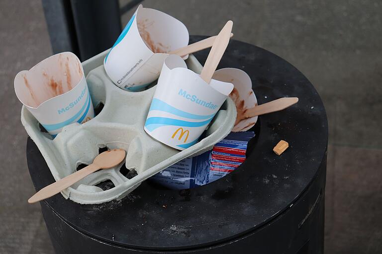 Müllkippe Kaiserstraße: Braucht es mehr Papierkörbe wie diesen direkt am Kitzinger Rathaus, der nicht selten überquillt. Müllkippe Kaiserstraße: Braucht es mehr Papierkörbe wie diesen direkt am Kitzinger Rathaus, der nicht selten überquillt.