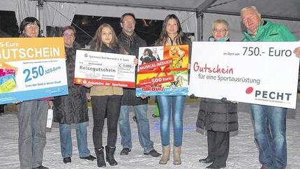 Eisschatzsucher: Die Gewinner mit den Hauptakteuren (von links) Brigitte Freibott, Stadtmarketing-Vorsitzende Christine Lux, Karina Martel, der stellvertretende Stadtmarkting-Vorsitzende Wolfgang Markert, Sara Francic, Kurdirektorin Anja Hildmann und Werner May. Eisschatzsucher: Die Gewinner mit den Hauptakteuren (von links) Brigitte Freibott, Stadtmarketing-Vorsitzende Christine Lux, Karina Martel, der stellvertretende Stadtmarkting-Vorsitzende Wolfgang Markert, Sara Francic, Kurdirektorin Anja Hildmann und Werner May.