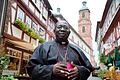 Bischof Francis Aquirinus Kibira mit der Miltenberger Pfarrkirche im Hintergrund.