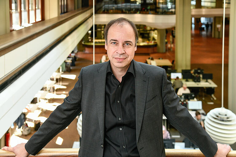 Der Etat ist seit zehn, 15 Jahre der selber - die Kosten sind gestiegen: Würzburger Universitätsbibliothek hält den Betrieb trotz etlicher Sparprogramme aufrecht, sagt Hans-Günter Schmidt. Der Etat ist seit zehn, 15 Jahre der selber - die Kosten sind gestiegen: Würzburger Universitätsbibliothek hält den Betrieb trotz etlicher Sparprogramme aufrecht, sagt Hans-Günter Schmidt. 