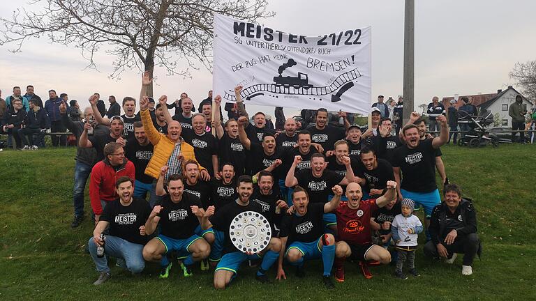 Mit einem klaren 3:0-Heimsieg über den VfB Humprechtshausen marschierte die SG Untertheres/Ottendorf/Buch über die Zielline der Kreisklasse Schweinfurt 4 und holte sich drei Spieltage vor Saisonschluss die Meisterschaft. Unser Bild zeigt (vorne, von links) Johannes Brunnquell, Markus Schamberger, Christos Tsevrenidis, Matthias Pencz, Dominik Holzmann, Alexander Saalmüller, Gerhard Lang. Dahinter (von links): Gerhard Werner, Peter Fery, Christoph Ort, Heiko Hafner, David Mantel, Andreas Roethlein, Jonas Weingärtner, Maxi Zink. In der dritten Reihe (von links): Herbert Kitzinger, Markus Dotzel, Steven Braun, Peter Holzmann, Alexander Müller, Tim Weingärtner, Tobias Firsching, Marcel Holzmann, Jan Wagenhäuser, Pascal Bonengel, Patrick Schmitt sowie (hinten, von links) Max Schonunger, Marco Wagenhäuser, Matthias Schmitt, Patrick Zink, Christian Klement, Jörg Reis, Niklas Zink und Fabian Rösser. Mit einem klaren 3:0-Heimsieg über den VfB Humprechtshausen marschierte die SG Untertheres/Ottendorf/Buch über die Zielline der Kreisklasse Schweinfurt 4 und holte sich drei Spieltage vor Saisonschluss die Meisterschaft. Unser Bild zeigt (vorne, von links) Johannes Brunnquell, Markus Schamberger, Christos Tsevrenidis, Matthias Pencz, Dominik Holzmann, Alexander Saalmüller, Gerhard Lang. Dahinter (von links): Gerhard Werner, Peter Fery, Christoph Ort, Heiko Hafner, David Mantel, Andreas Roethlein, Jonas Weingärtner, Maxi Zink. In der dritten Reihe (von links): Herbert Kitzinger, Markus Dotzel, Steven Braun, Peter Holzmann, Alexander Müller, Tim Weingärtner, Tobias Firsching, Marcel Holzmann, Jan Wagenhäuser, Pascal Bonengel, Patrick Schmitt sowie (hinten, von links) Max Schonunger, Marco Wagenhäuser, Matthias Schmitt, Patrick Zink, Christian Klement, Jörg Reis, Niklas Zink und Fabian Rösser.