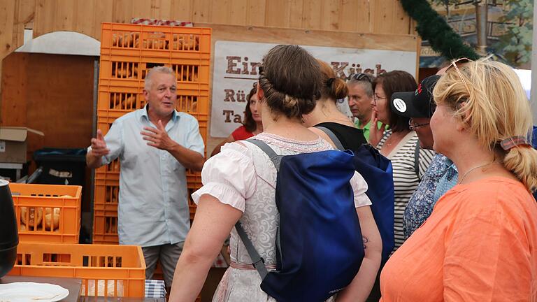 Joachim Papert erklärt bei der Backstage-Tour im Laurenzi-Festzelt, wie die halben Hähnchen zubereitet werden und wie viele Brötchen täglich in der Küche gebraucht werden. Joachim Papert erklärt bei der Backstage-Tour im Laurenzi-Festzelt, wie die halben Hähnchen zubereitet werden und wie viele Brötchen täglich in der Küche gebraucht werden.