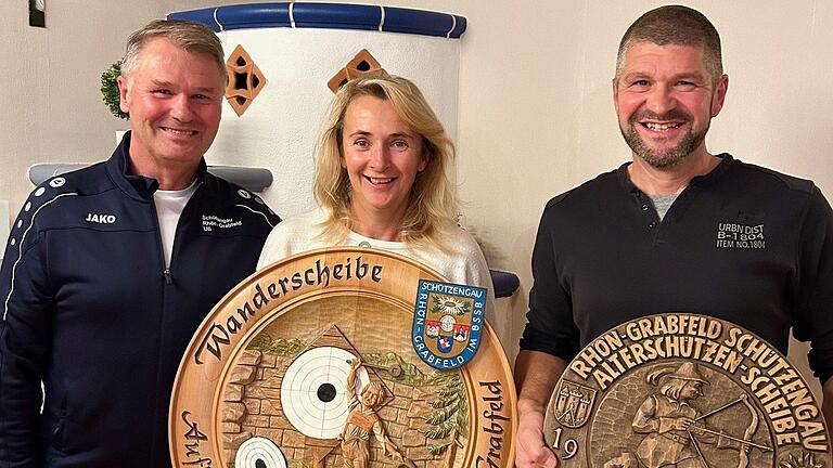 Gauschützenmeister Uli Schmitt (rechts), Heidi Schmitt aus Hollstadt (Siegerin Auflage LG) und Peter Straub aus Wülfershausen (Sieger LG frei). Sie strahlten um die Wette, zwei Wülfershäuser Bürger.