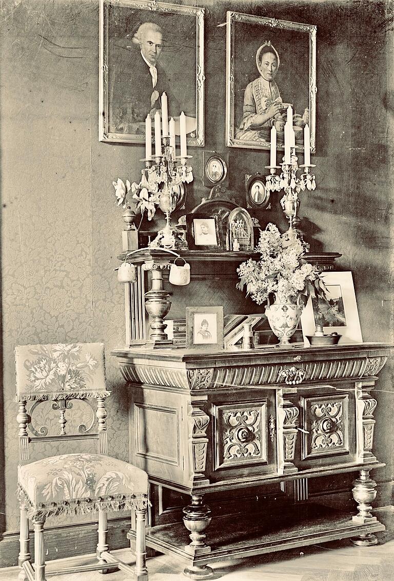 Blick in Anna Röntgens Zimmer in der Würzburger Wohnung des Paares. Die Aufnahme stammt vom Ehemann Wilhelm Conrad Röntgen. Blick in Anna Röntgens Zimmer in der Würzburger Wohnung des Paares. Die Aufnahme stammt vom Ehemann Wilhelm Conrad Röntgen.