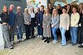 Großer Abschied: Kerstin Göricke (Vierte von links),  Leiterin des Kindergartens St. Jakobus der Ältere in Lengfurt, wurde in den Ruhestand verabschiedet. Isabel Dimpfel (Achte von links) wird neue Leiterin. Ehemalige und aktuelle Vorstände des Fördervereins, der Elternbeirat, Pfarrer Wolpert und Sr. Ulrike gratulierten. Zu ihrem 25. Betriebsjubiläum wurde außerdem Daniela Gwosdek (Fünfte von links) gratuliert.